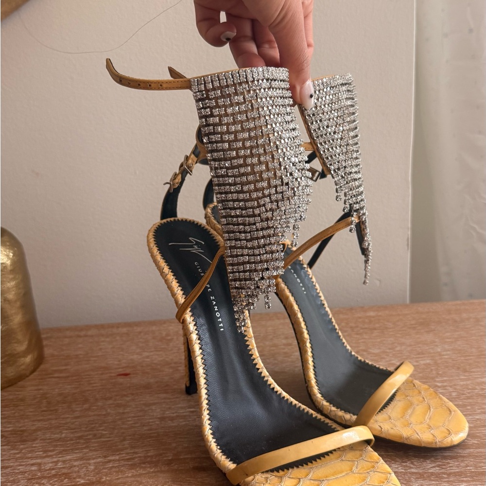 Elegant Gold and Black Women's Heels - Picture 3 of 10